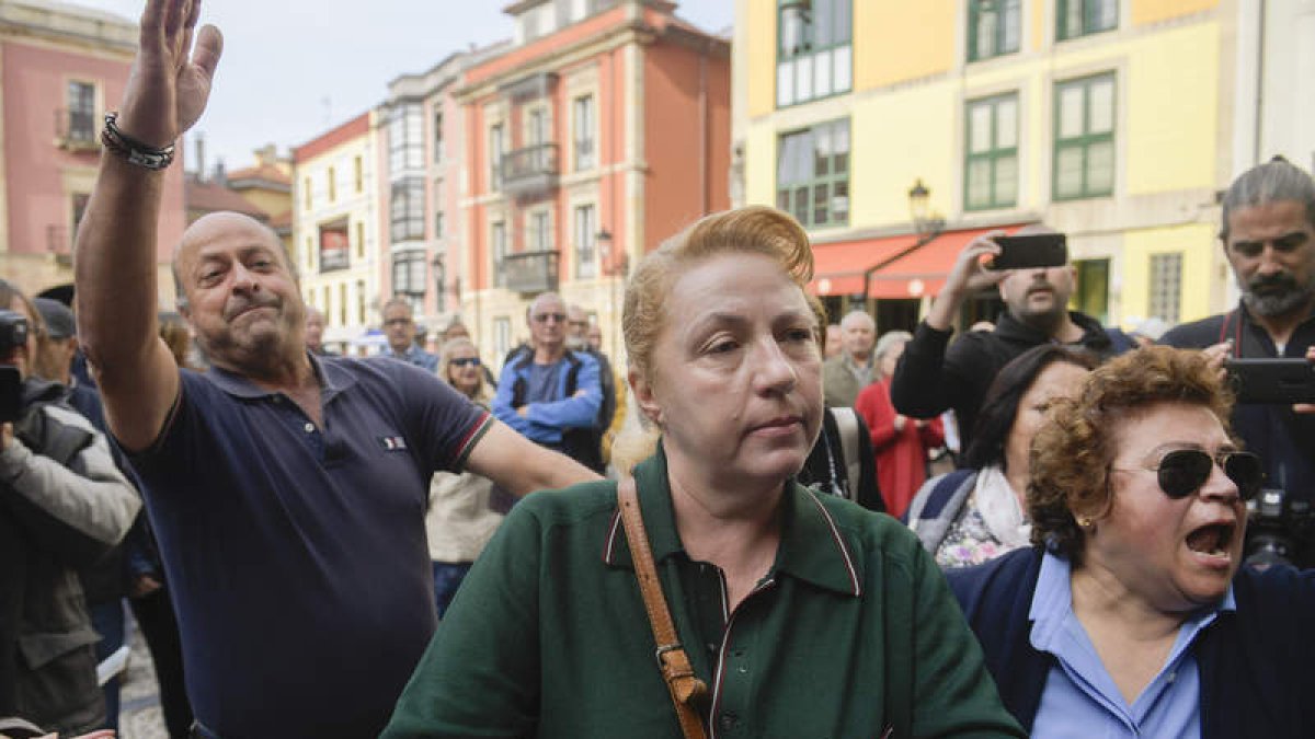 Varias personas increpan a la alcaldesa y autoridades tras el minuto de silencio en Gijón. ELOY ALONSO