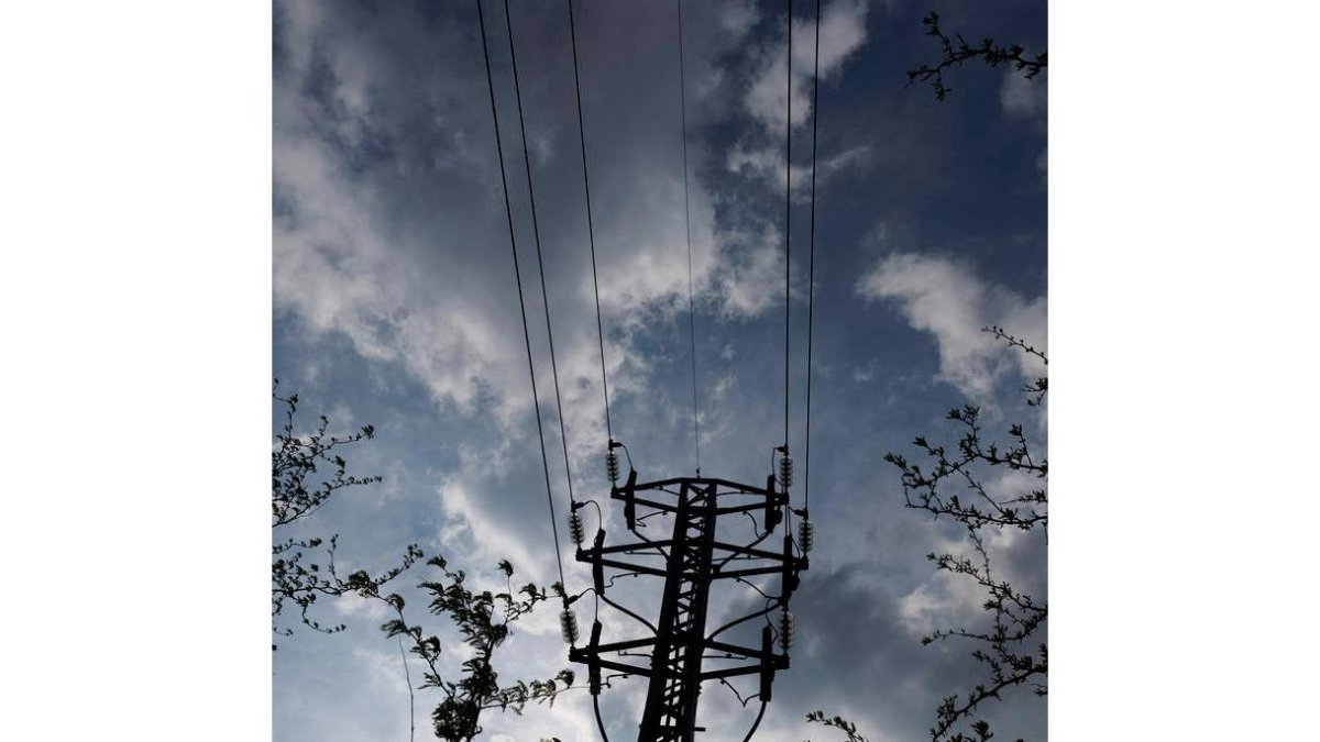 Una torre eléctrica de alta tensión en Madrid. SERGIO PÉREZ