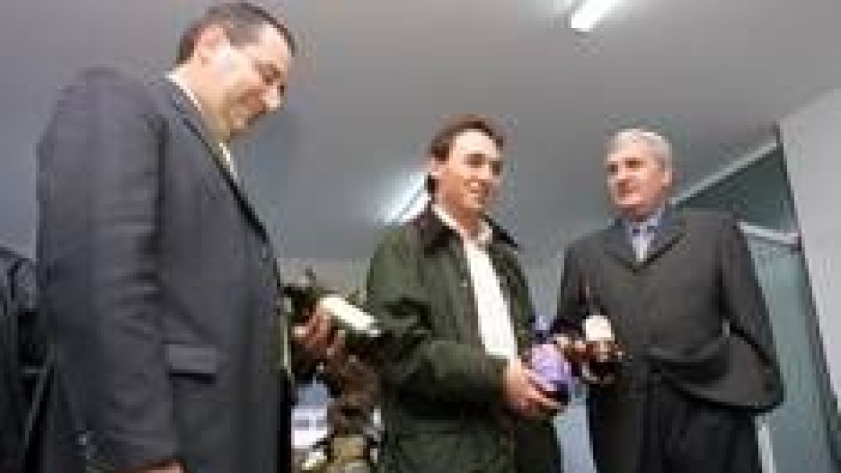 El presidente de la cooperativa, junto al alcalde de Cacabelo y Méndez Laredo, con los nuevos vinos