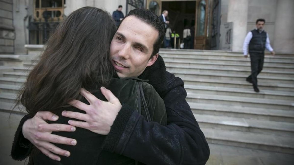 Óscar Alpuente, este miércoles, abraza a una amiga frente a la Audiencia de Barcelona.