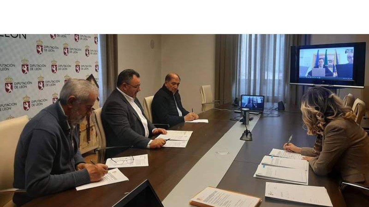 La delegación leonesa presidida por Eduardo Morán, ayer en videoconferencia con Hernani Dinis.