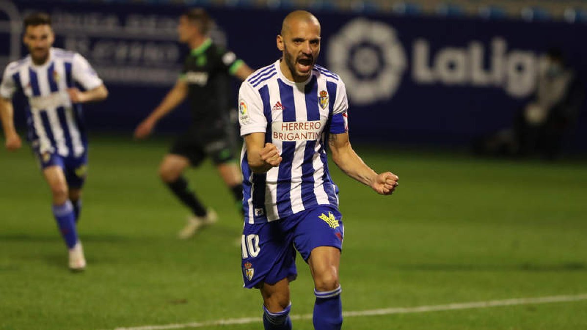 Yuri celebra un gol en El Toralín, que vuelve a ser un feudo en el que el equipo local se muestra fiable. LDLM