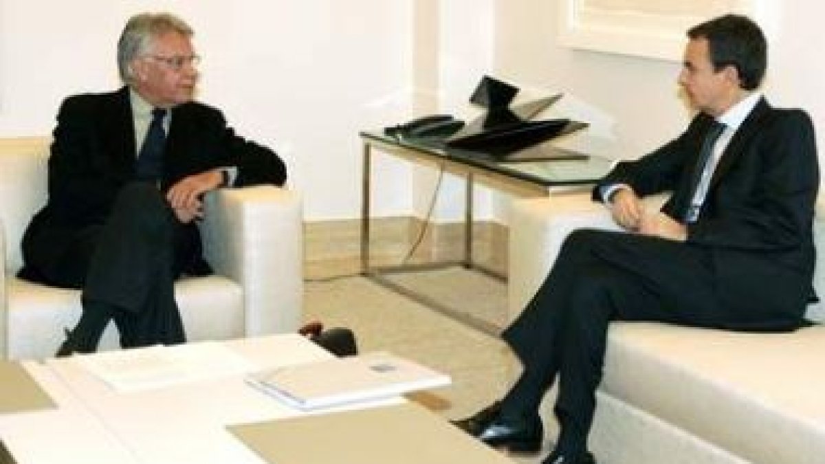 Felipe González y Rodríguez Zapatero, en La Moncloa, en una imagen de archivo.