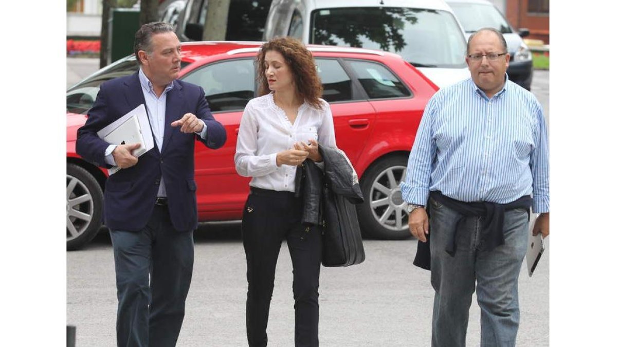 Prada, Franco y Fernández, ayer entrando a la sede del PP.