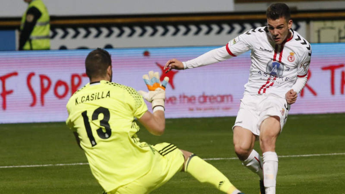 Álex Gallar trata de batir a Kiko Casilla en el partido de ida de la Copa del Rey frente al Real Madrid en el estadio Reino de León. RAMIRO