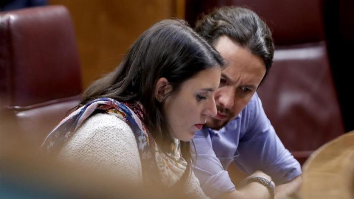 La portavoz parlamentaria en el Congreso, Irene Montero, y el secretario general, Pablo Iglesias, el pasado 21 de mayo, en el Congreso. /