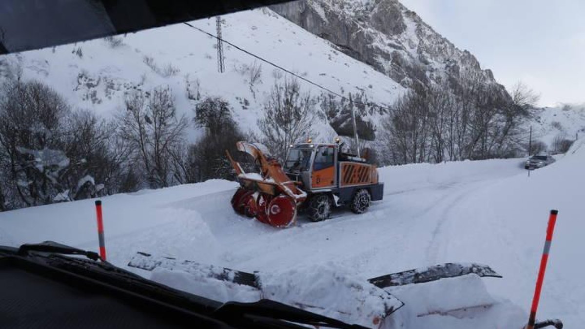 La nieve continúa afectando a la circulación en las carreteras leonesas