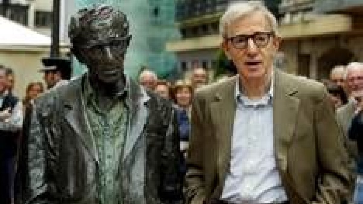 A Woody Allen le impactó su escultura en Oviedo y confesó que le parecía espléndida