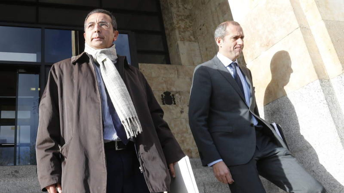 El abogado Fermín Guerrero y el procurador Enrique Valdeón salen de los juzgados.