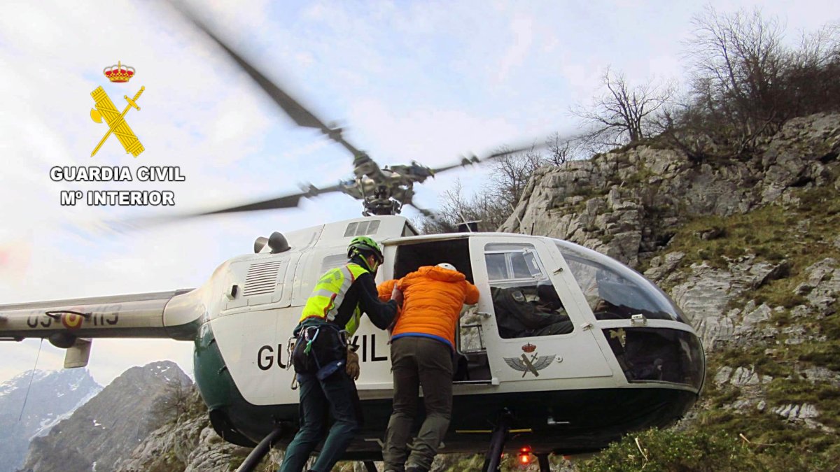 Helicóptero de la Guardia Civil durante un rescate. SUBDELEGACIÓN DEL GOBIERNO