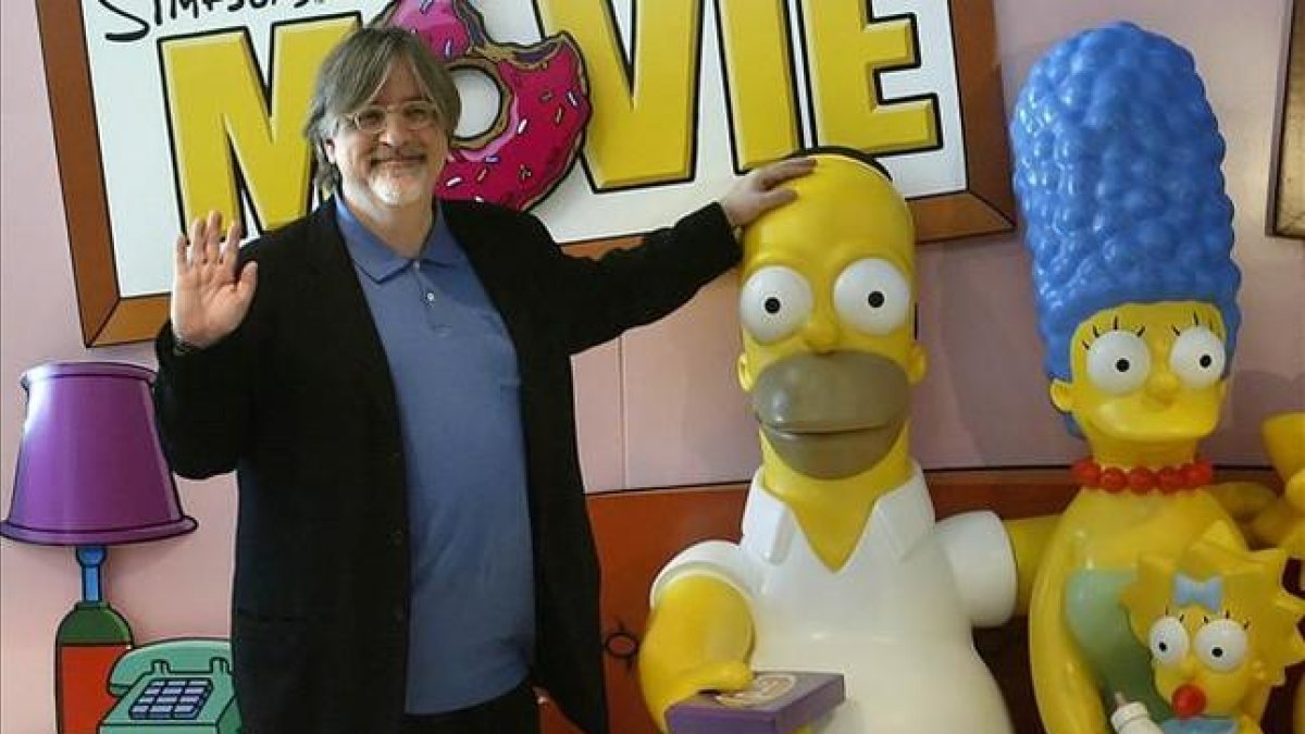 Matt Groening, con Homer, Marge y Maggie Simpson