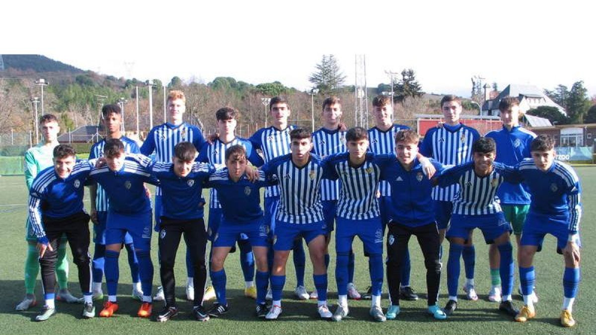 Formación del equipo de la SD Ponferradina que continúa liderando el Grupo 3 de la Liga Nacional Juvenil una jornada más. MANUEL MACÍAS