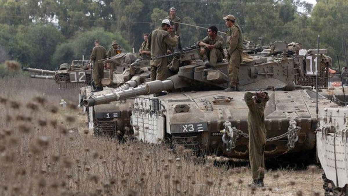 Soldados israelís, durante un descanso en la ofensiva em Gaza, este sábado.