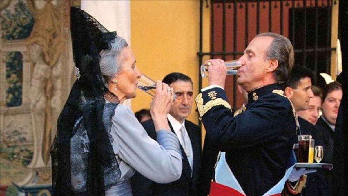 El Rey y la madre de Jaime de Marichalar, en la boda de la infanta Elena.