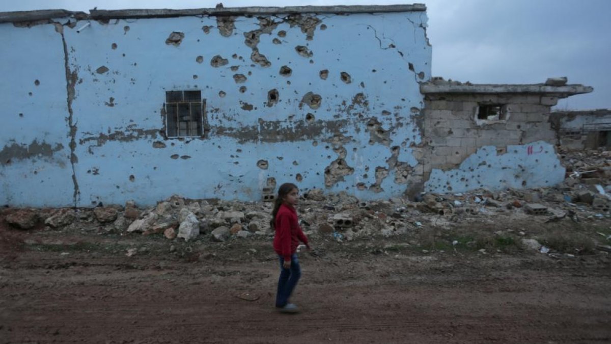 Una niña camina en la localidad de Al Rai, al norte de Alepo.