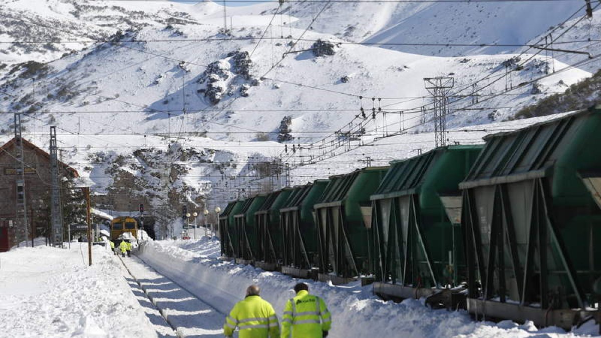 Convoyes  de mercancías entre la nieve, en la línea ferroviaria León-Gijón. JESÚS F. SALVADORES