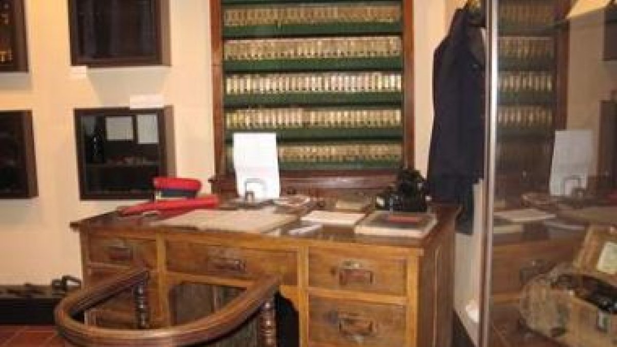 Antigua oficina de Feve expuesta en el museo del ferroviario de Cistierna.