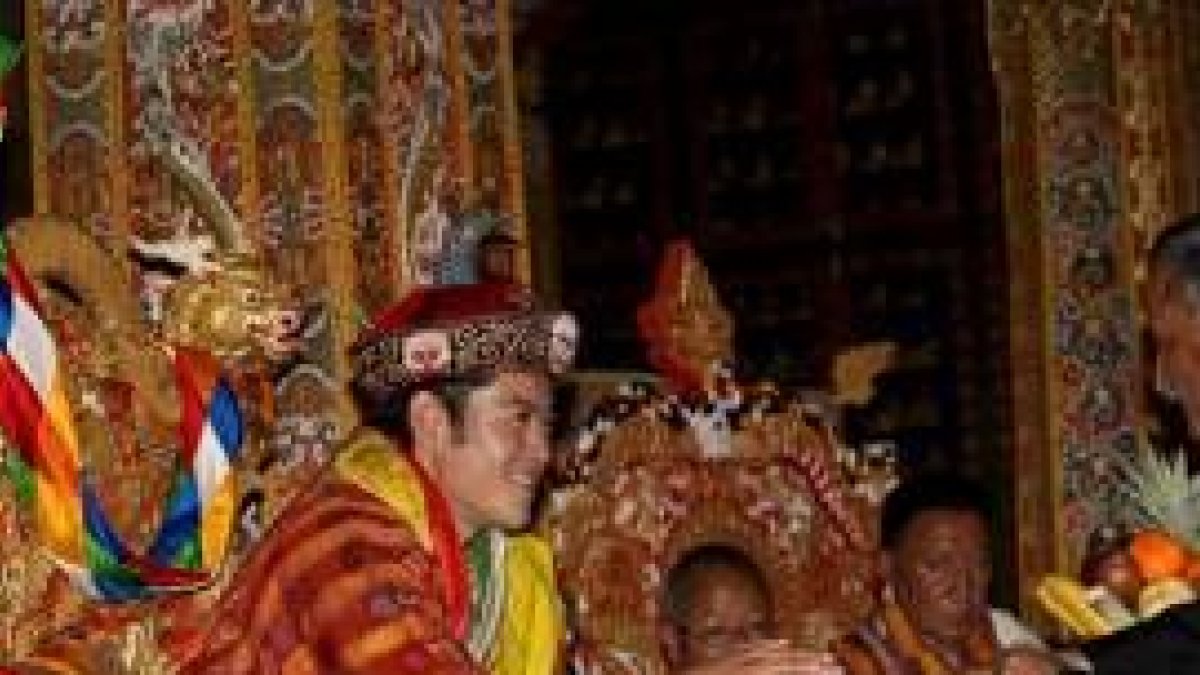 Wangchuck sonríe después de que su padre le colocara la corona