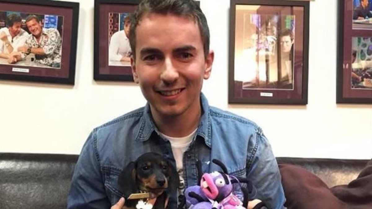 Jorge Lorenzo posa con su nueva mascota, un cachorro de Teckel, llamado Destino Lorenzo Tomás.