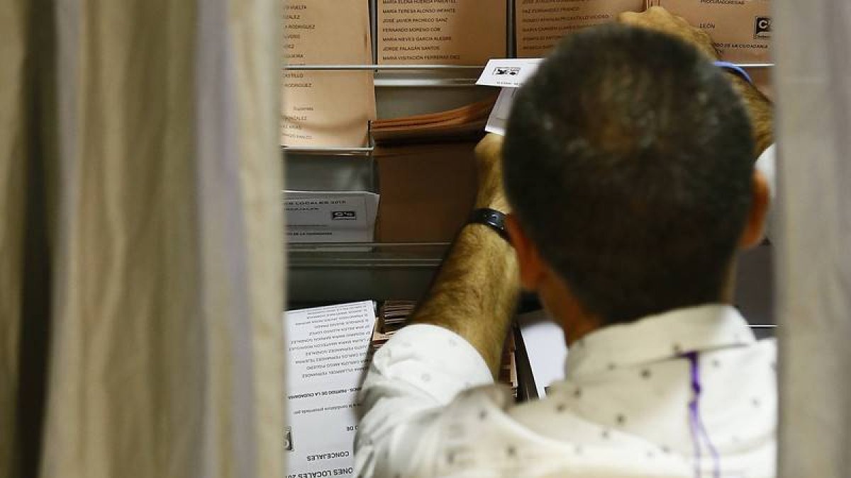 Un elector en una cabina de votación