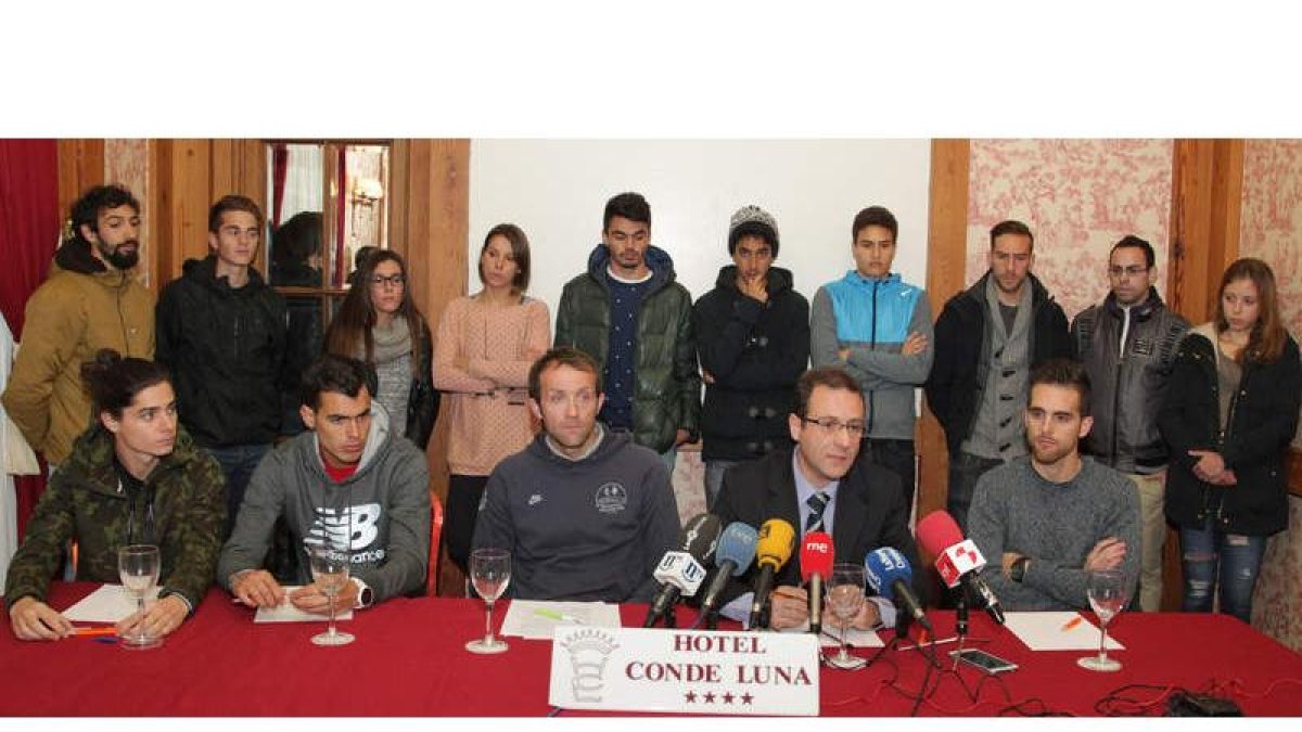 Villacorta, Arce y Martos junto al abogado Luis Rodríguez y varios de los integrantes de los ‘Lions Factory’, entre ellos Aláiz, Ana Vega y Diana Martín.