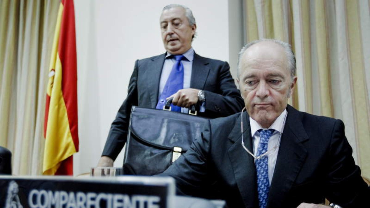 El presidente de Renfe, Julio Gómez-Pomar, y el de Adif, Gonzalo Ferre, en la Comisión de Fomento.