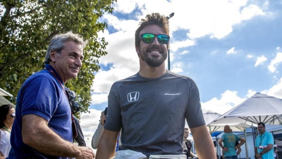 Fernando Alonso junto a Carlos Sainz en el parque de garajes del circuito Albert Park en Melbourne.