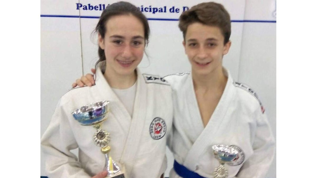 Daniela Agudo y Miguel Martínez posan con sus trofeos. DL