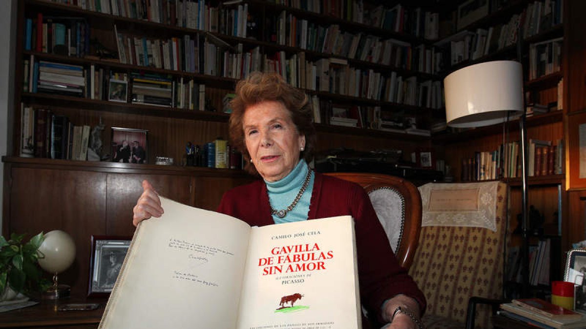 Úrsula Rodríguez Hesles, en su casa, con un libro de los fondos de la Fundación Pereira. SECUNDINO PÉREZ