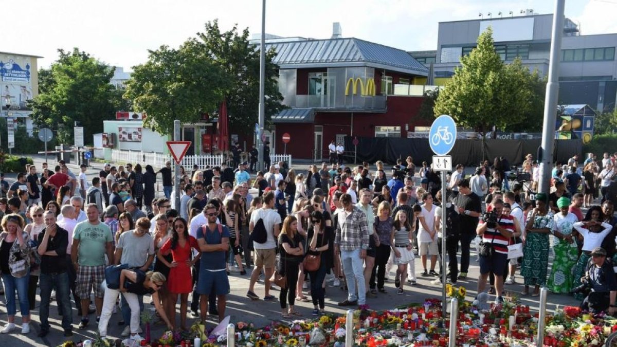 Homenaje a las víctimas de la matanza de Múnich, frente al McDonald's donde tuvo lugar el ataque.