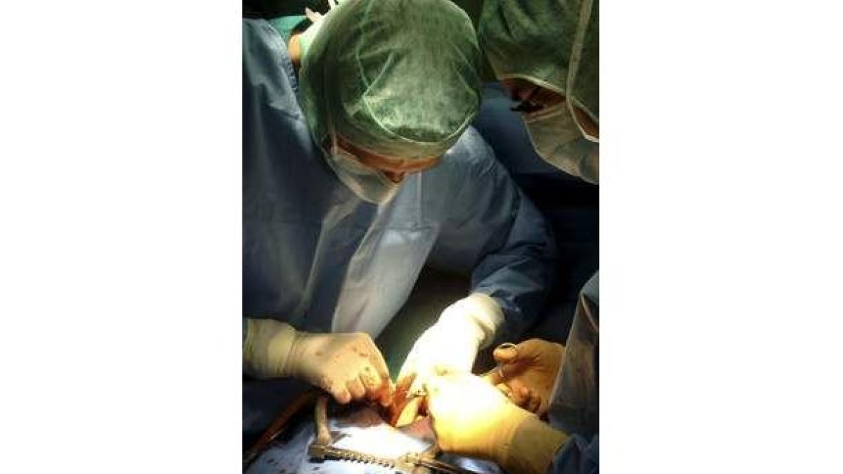 Cirujanos durante la operación pediátrica.