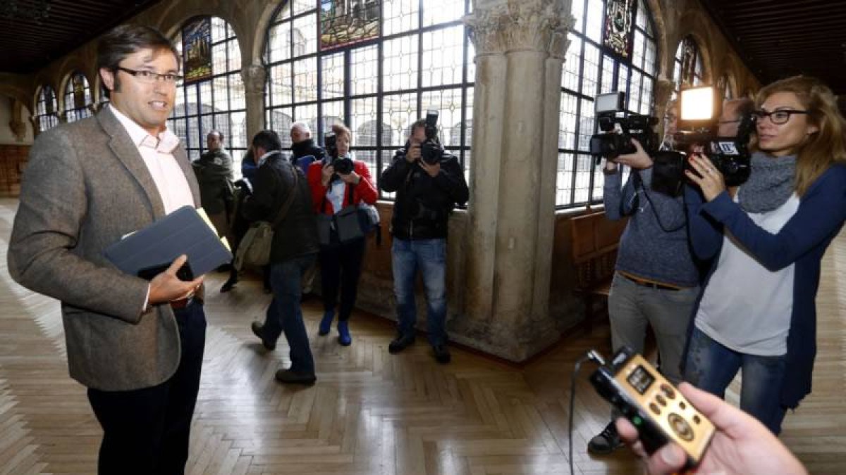 El diputado de Deportes y próximo presidente de la institución provincial, Emilio Orejas, junto a la prensa al finalizar el Pleno Extraordinario