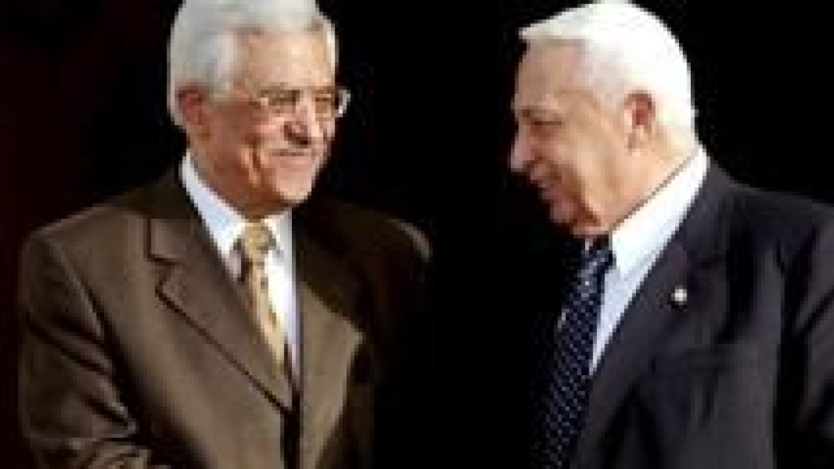 Abu Mazen y Sharon se sonríen tras la entrevista para poner en marcha el plan de paz