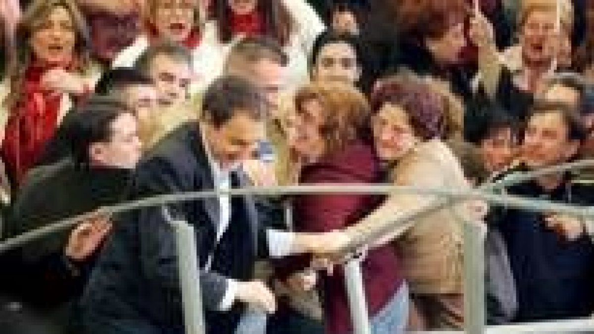 Los simpatizantes impiden que Zapatero suba al estrado en Sevilla