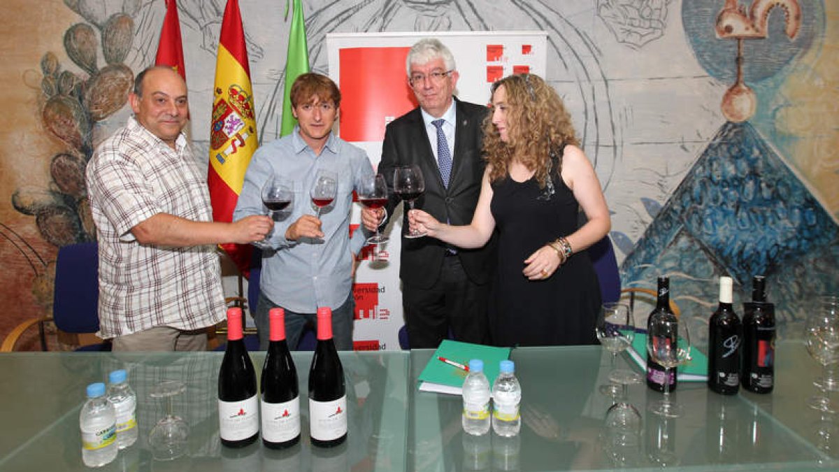 Enrique Garzón, Amancio Fernández, José Ángel Hermida y Ana Casis tras la firma.