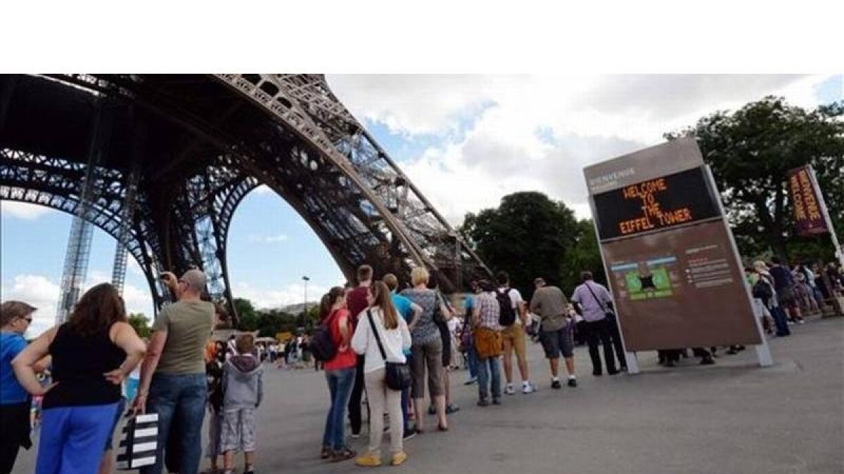 Colas tras la reapertura de la Torre Eiffel, ayer.