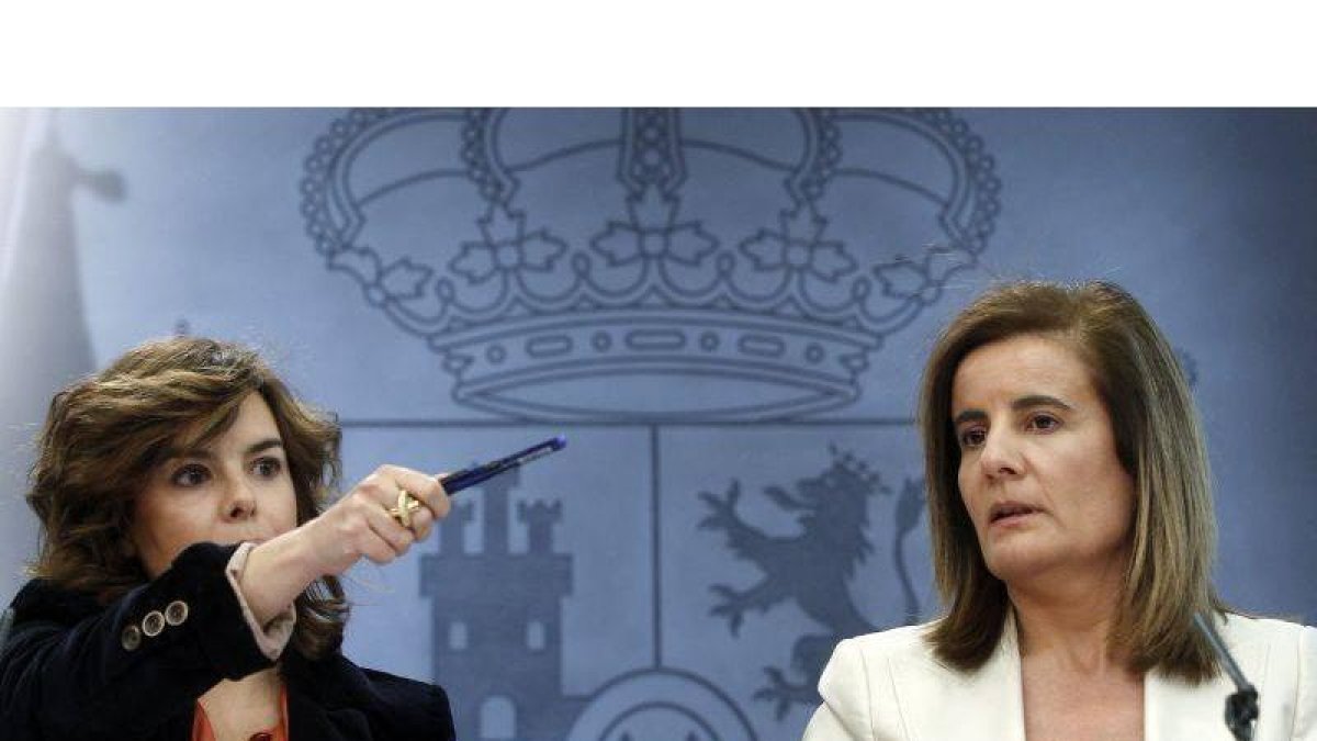 Sáenz de Santamaría y Bañez, tras el Consejo de Ministros.