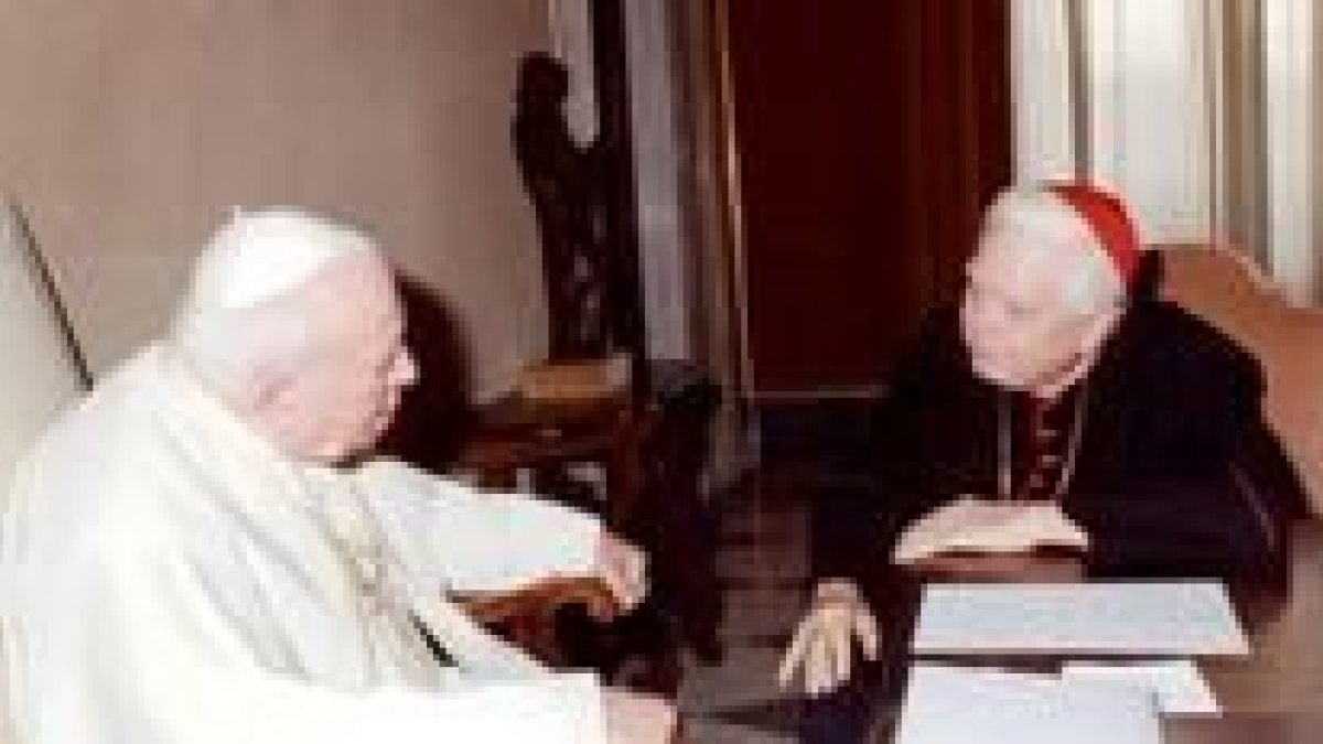 El Papa conversa con el cardenal Bernard Francis Law ayer en el Vaticano