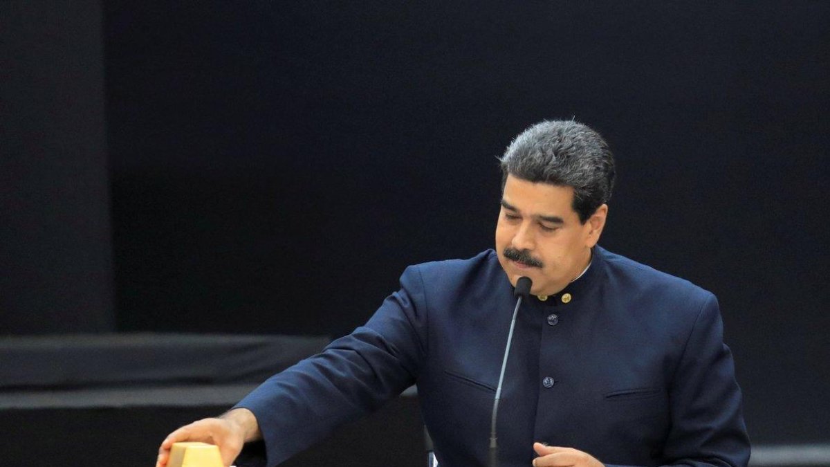 Maduro manipula lingotes de oro