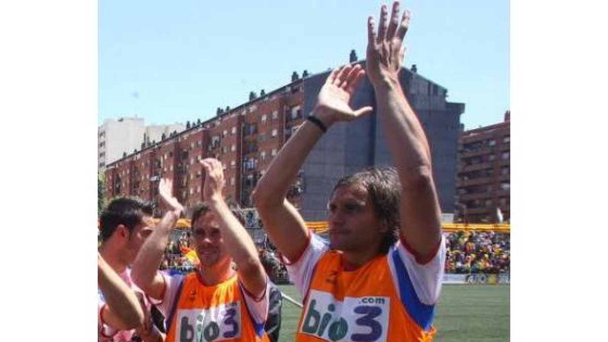 Alcaide y De Paula -ambos a la derecha-, premiados hoy.