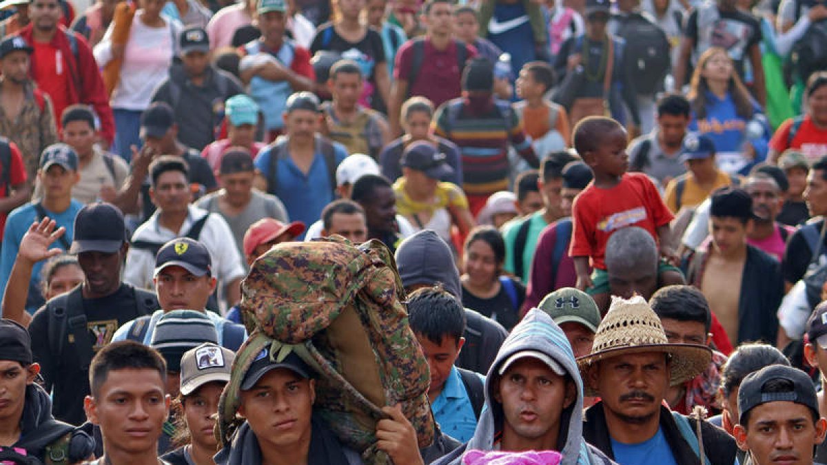 Migrantes avanzaban ayer, en una caravana hacia Estados Unidos. JUAN MANUEL BLANCO