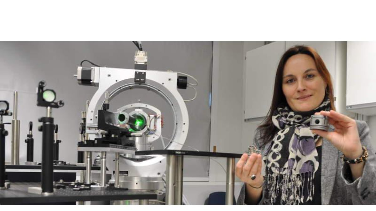 La investigadora leonesa Carmen Sánchez Valle en el laboratorio del prestigioso Instituto Federal de Tecnología Suizo, en Zúrich.