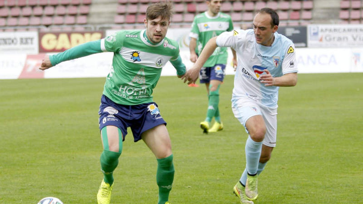 El central leonés Cristian, durante su etapa en el Atlético Astorga. Á. O.