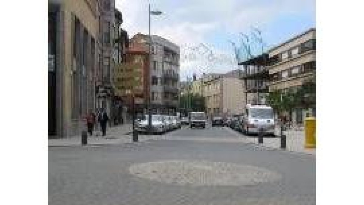 La plaza, en la imagen, es una céntrica estampa urbana  dedicada al obispo Julián de Diego y Alcolea