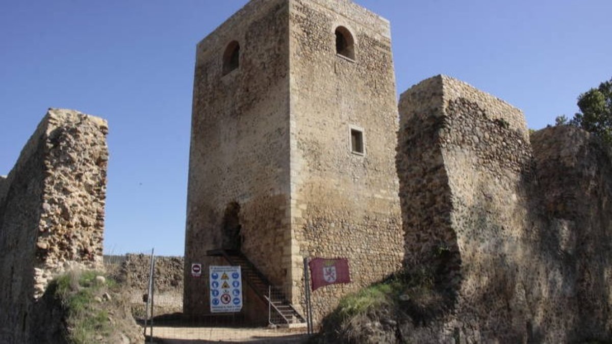 La torre y parte de los muros exteriores del castillo de Villapadierna. CAMPOS