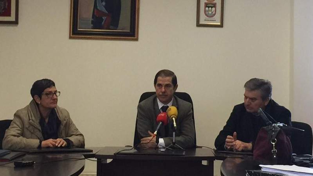 Eugenia Alba, Francisco Marín y Raúl Valcarce, ayer en el Ayuntamiento de Carracedelo.