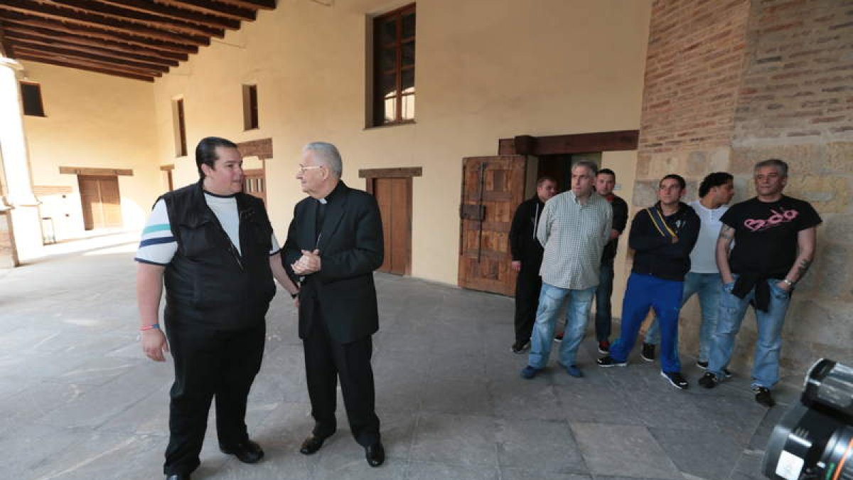 El obispo de León, Julián López, recibió ayer al preso indultado y a los 14 internos que pujaron.
