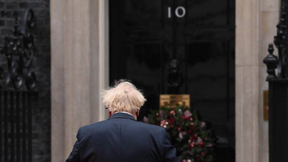 Boris Johnson llega ayer a su residencia oficial en el 10 de Downing Street. FACUNDO ARRIZABALAGA