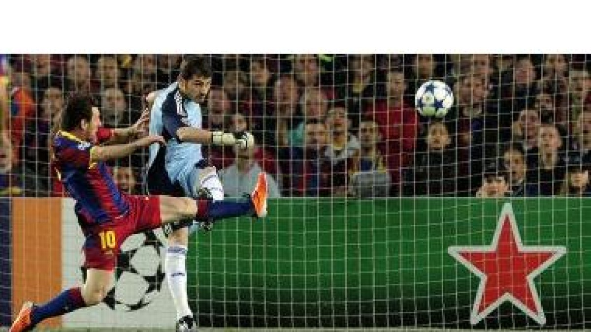 Iker Casillas despeja un balón ante Lionel Messi, hoy.