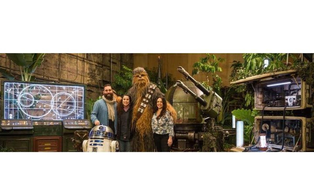 La leonesa Rut Villamagna en el set de rodaje de ‘Star Wars’ con los españoles Javier Coronilla y Clara Gómez junto al inolvidable Chewbacca y los robots R2-D2 y BB8. LUCASFILM
